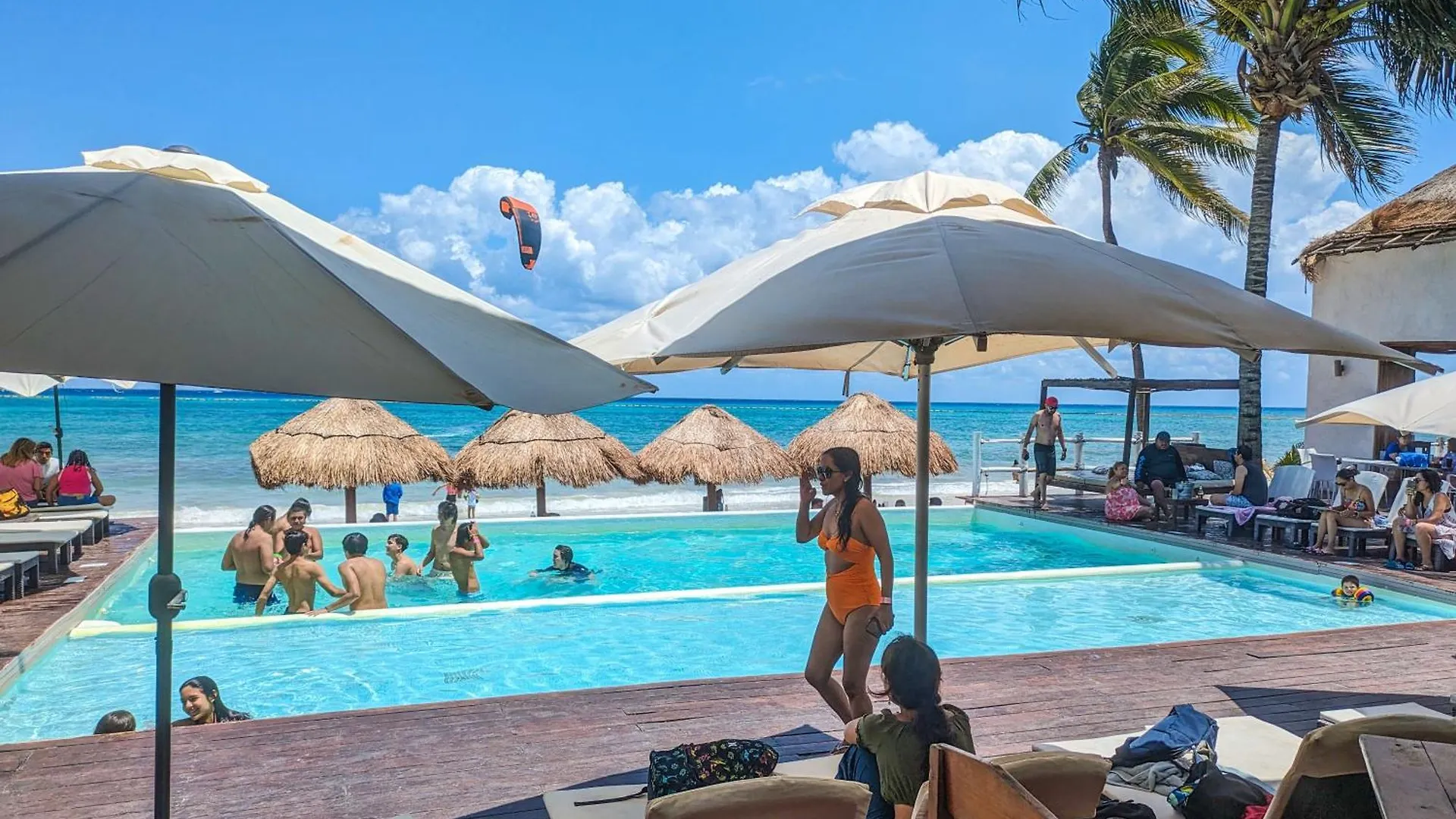 B3 Romantic Beachside Escape Paris Theme Memory Foam King Bed Kitchen Ac Playa del Carmen Apartment