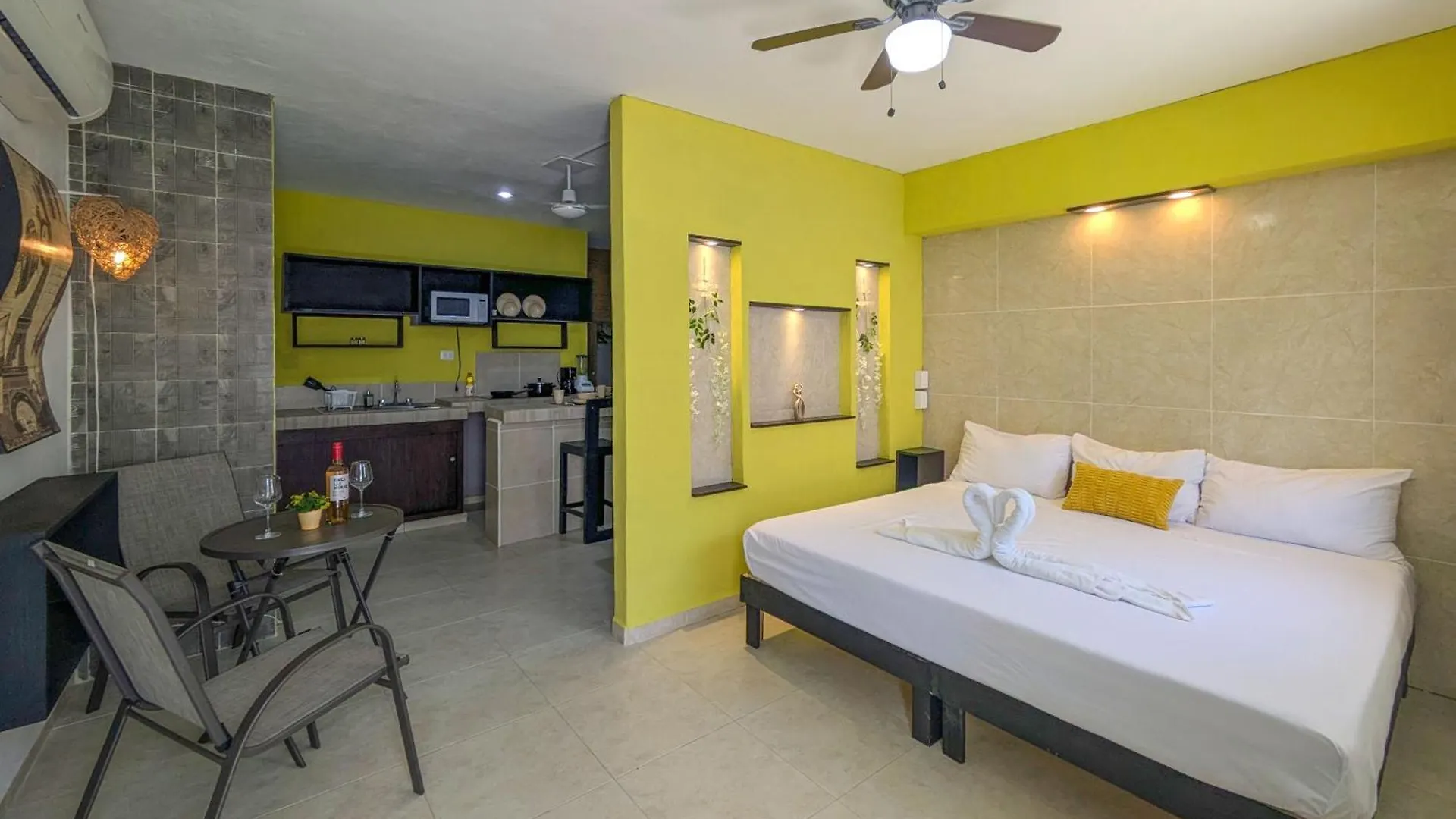B3 Romantic Beachside Escape Paris Theme Memory Foam King Bed Kitchen Ac Playa del Carmen Apartment