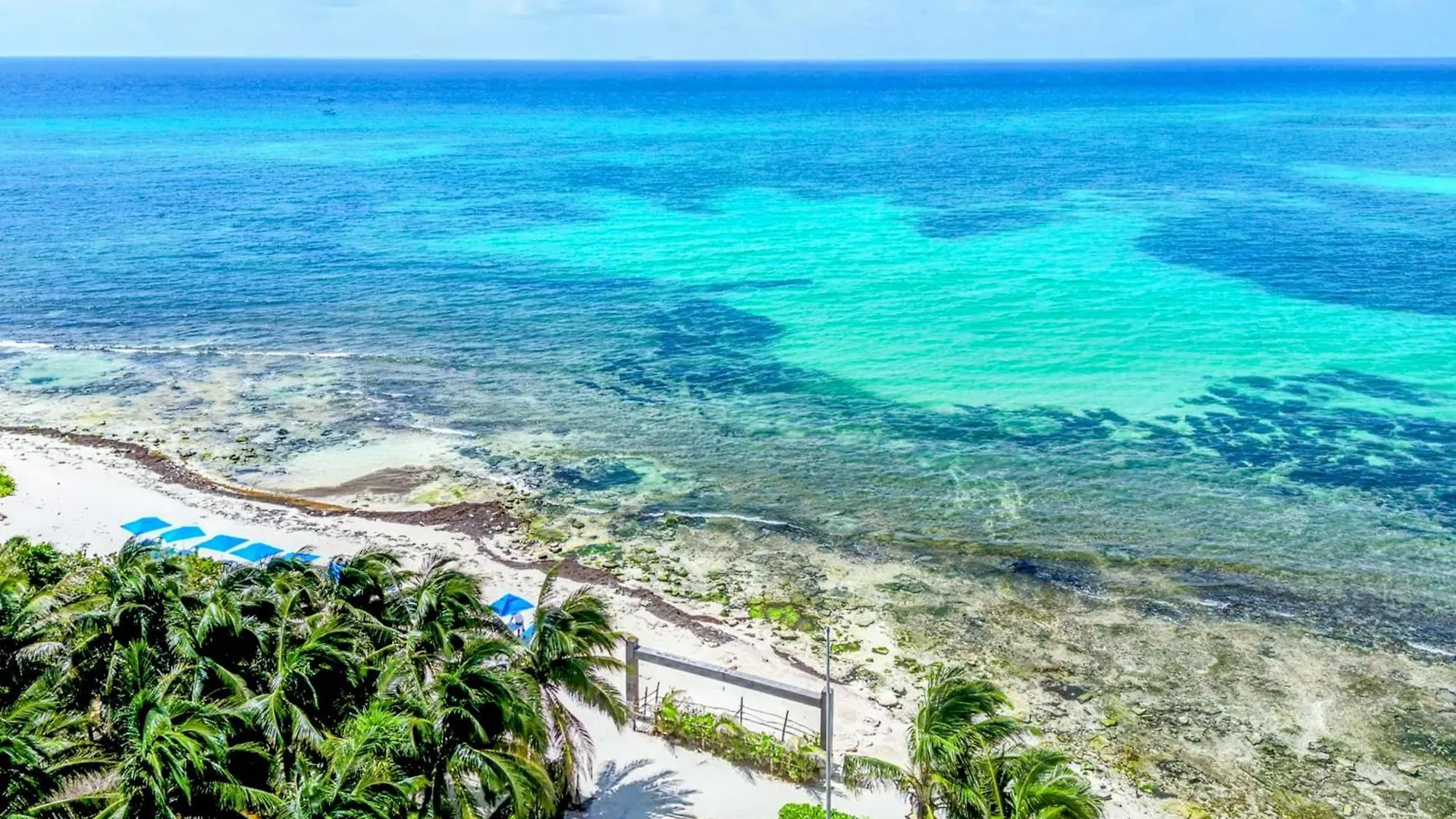 B3 Romantic Beachside Escape Paris Theme Memory Foam King Bed Kitchen Ac Playa del Carmen Apartment